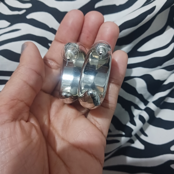 Women fashion silver thick medium hoop earrings - Picture 6 of 8